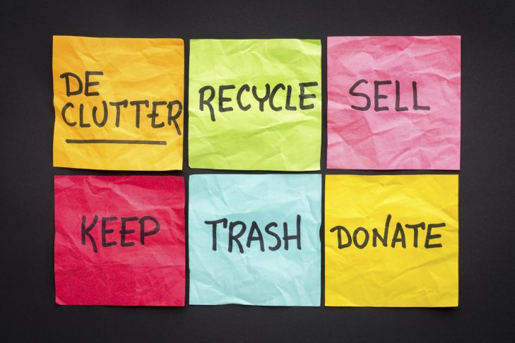 post-it notes with de-clutter, recycle, keep, donate, sell, and trash
